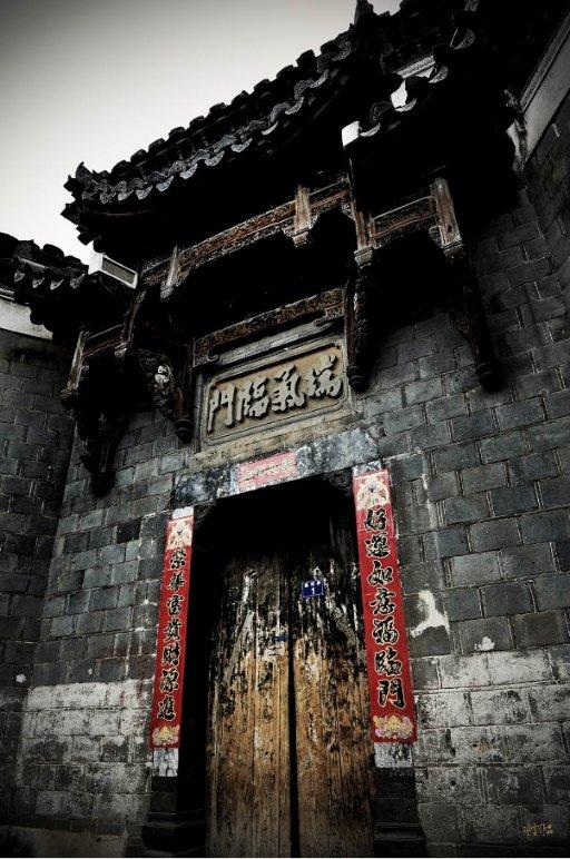 别克昂科拉前挡风玻璃的标志是什么？